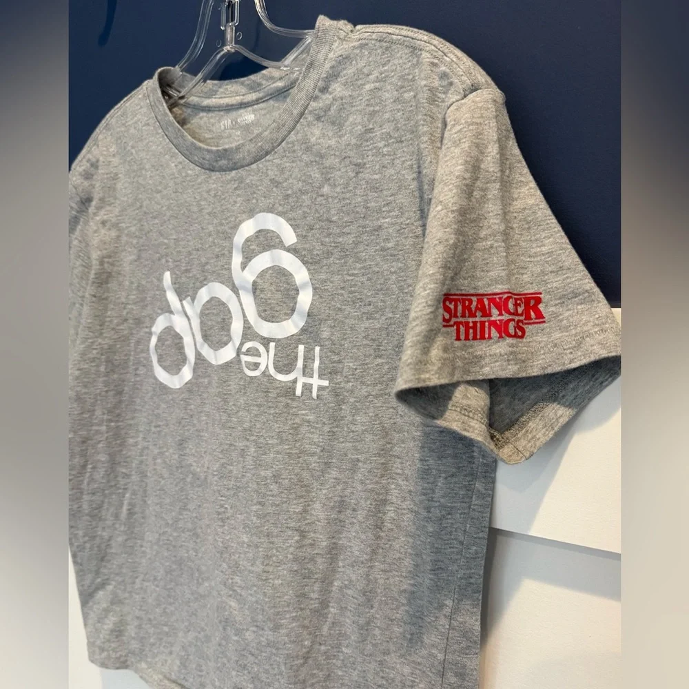 GAP Light Gray Graphic Tee Stranger Things in Sleeve Upside Down Gap Sz10 teen